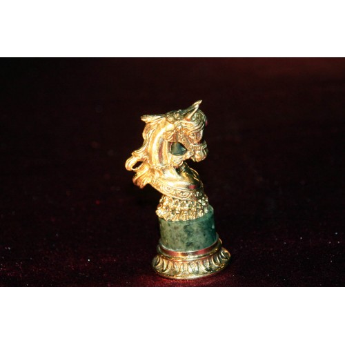 Бронзовая лошадь на камне