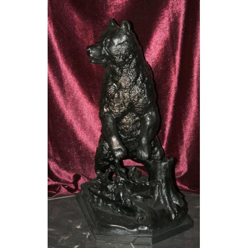 Скульптура "Медведь у пня"